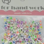 Karoliukai veriami balti su raidėmis 6mm