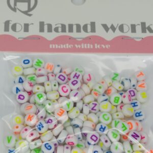 Karoliukai veriami balti su raidėmis 6mm