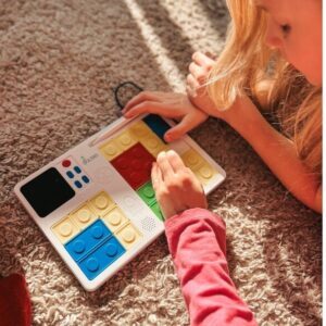 Interaktyvus logikos lavinimo žaidimas SKILSAS su piešimo planšetiniu kompiuteriu