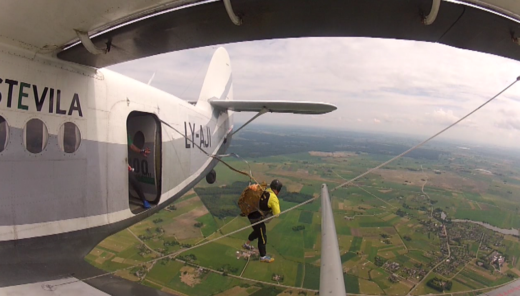 Šuolis kupolo tipo parašiutu