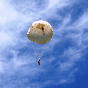 Šuolis kupolo tipo parašiutu