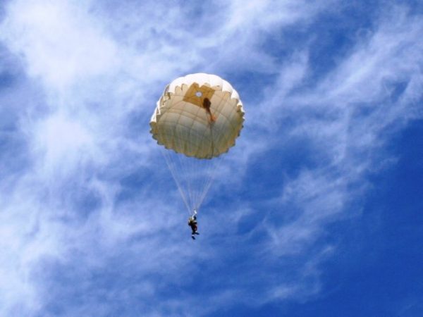 Šuolis kupolo tipo parašiutu