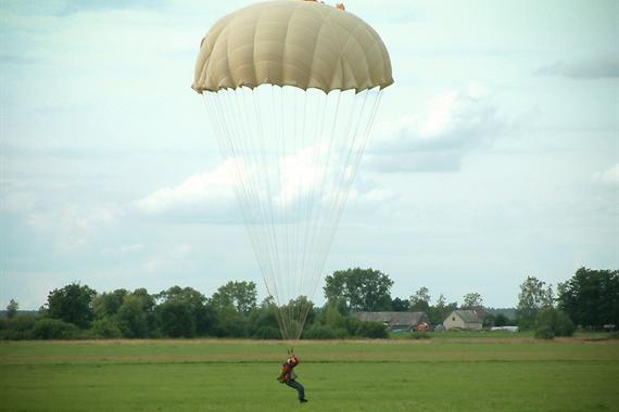Šuolis kupolo tipo parašiutu