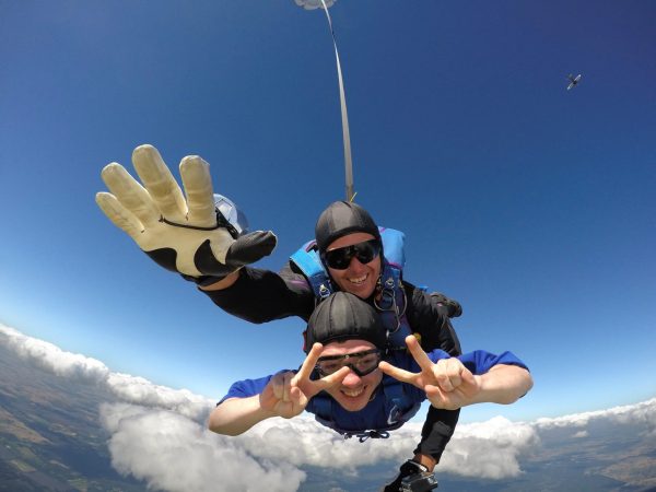 Šuolis dviviečiu parašiutu su instruktoriumi