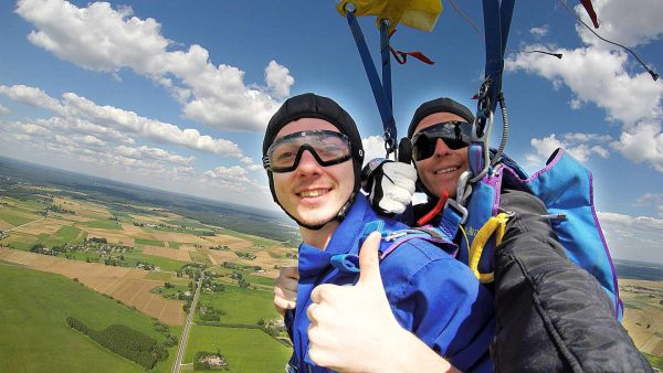 Šuolis dviviečiu parašiutu su instruktoriumi