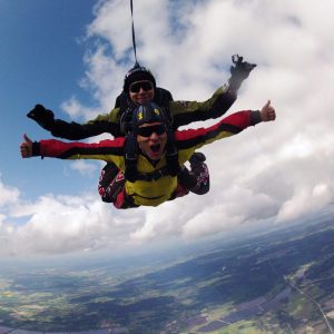 Šuolis dviviečiu parašiutu su instruktoriumi