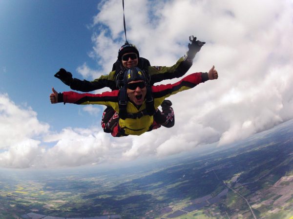 Šuolis dviviečiu parašiutu su instruktoriumi