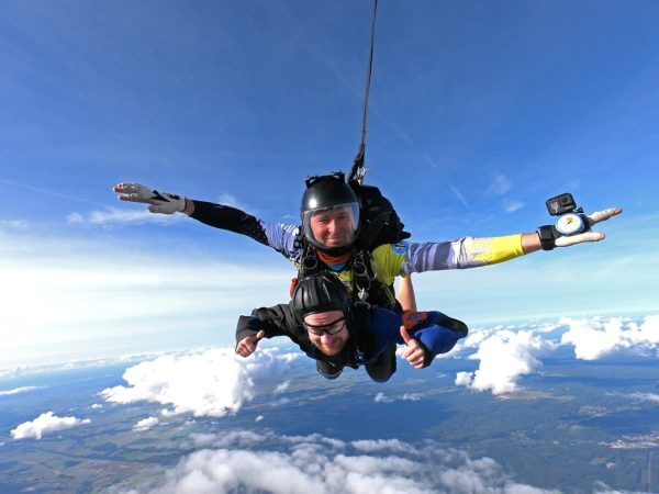 Šuolis dviviečiu parašiutu su instruktoriumi