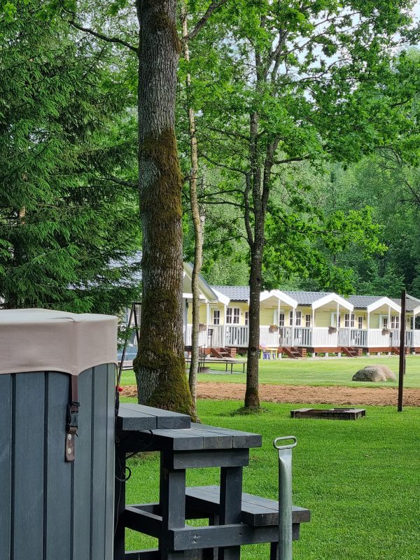 TURISTAUK.LT / Stovyklavietė Dobilų Slėnis: baidarės ir nameliai prie Jūros upės